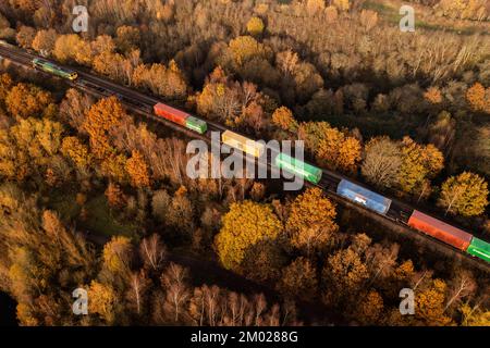 WAKEFIELD, REGNO UNITO - 2 DICEMBRE 2022. Vista aerea di un treno di locomotive di classe 66 intermodale di Freightliner britannico che trasporta i contenitori di trasporto attraverso Un Foto Stock