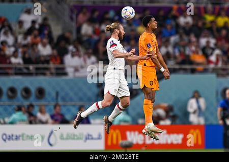 DOHA, QATAR - DICEMBRE 3: Tim Ream of USA batte per la palla con Cody Gakpo dei Paesi Bassi durante il Round of 16 - Coppa del mondo FIFA Qatar 2022 match tra Paesi Bassi e Stati Uniti al Khalifa International Stadium il 3 dicembre 2022 a Doha, Qatar (Foto di Pablo Morano/BSR Agency) Foto Stock