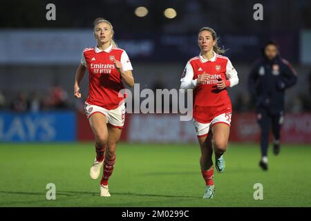 Leah Williamson dell'Arsenal (a sinistra) e Jordan Nobs si scaldano dopo il fischio finale della partita della Super League delle donne di Barclays al LV Bet Stadium Meadow Park, Borehamwood. Data immagine: Sabato 3 dicembre 2022. Foto Stock