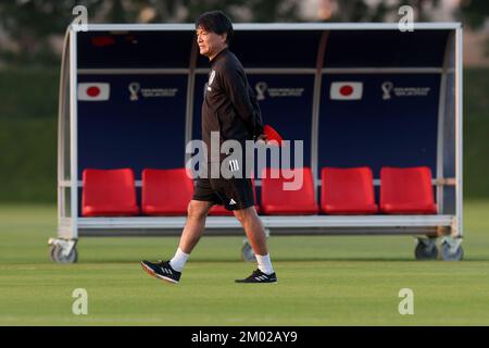 Assistente tecnico del Giappone Akinobu Yokouchi durante la sessione di formazione in Giappone presso il centro di formazione al Sadd SC di Doha, Qatar, il 03 dicembre 2022. Foto: Igor Kralj/PIXSELL Foto Stock