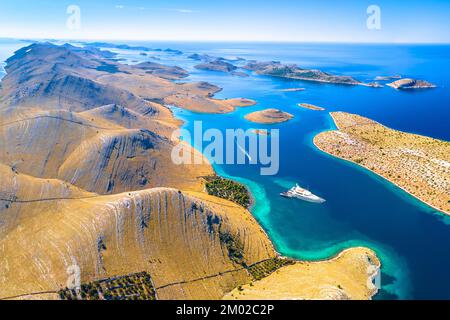 Parco nazionale delle Isole Kornati arcipelago spettacolare costa vista aerea, paesaggio della Dalmazia, Croazia Foto Stock