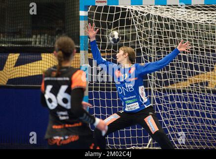 Chomutov, Repubblica Ceca. 03rd Dec, 2022. Ausra Spone of Most, a sinistra, e Julie Poulsen di Kristiansand in azione durante il turno femminile di Handball Champions League 7th Un gioco Most vs Kristiansand a Chomutov, Repubblica Ceca, 3 dicembre 2022. Credit: Jan Stastny/CTK Photo/Alamy Live News Foto Stock