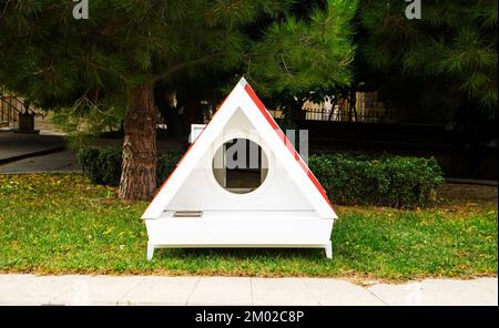 canile bianco , doghouse sorge nel cortile Foto Stock