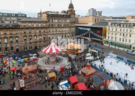 Glasgow, Regno Unito. 03rd Nov 2022. Con solo 3 settimane di tempo a Natale, Glasgow si prepara per le feste con il ritorno della fiera e della pista di pattinaggio su ghiaccio a George Square, il mercato internazionale del cibo a St Enoch Square e Buchanan Street, conosciuta anche come il miglio di stile di Glasgow occupato con gli amanti dello shopping natalizio. Credit: Findlay/Alamy Live News Foto Stock