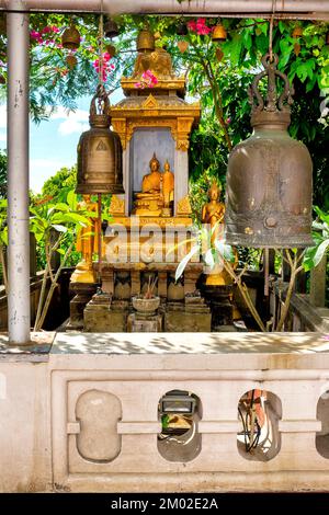 Campane e altare a Wat Saket Ratcha Wora Maha Wihan, Bangkok, Thailandia Foto Stock