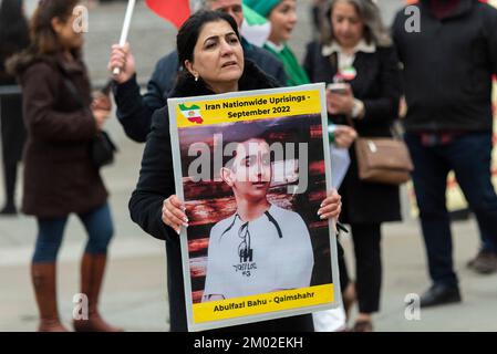 Westminster, Londra, Regno Unito. 3rd Dec, 2022. I manifestanti si sono riuniti a Trafalgar Square e di fronte a Downing Street a Whitehall per protestare contro le azioni del regime iraniano. La rivoluzione delle donne iraniane, l'obiettivo è quello di sostituire il governo islamico estremista dell'Iran con un governo democratico. Protesta femminile con placard Foto Stock