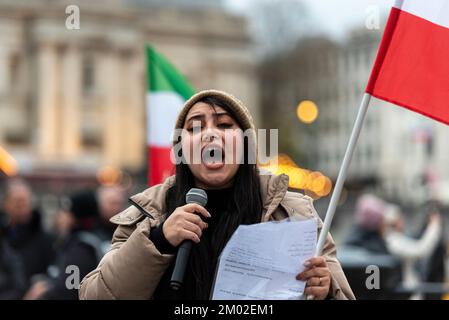 Westminster, Londra, Regno Unito. 3rd Dec, 2022. I manifestanti si sono riuniti a Trafalgar Square e di fronte a Downing Street a Whitehall per protestare contro le azioni del regime iraniano. La rivoluzione delle donne iraniane, l'obiettivo è quello di sostituire il governo islamico estremista dell'Iran con un governo democratico. Canto di protesta femminile Foto Stock