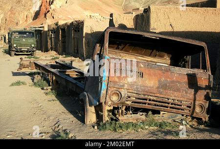 Un vecchio camion arrugginito viene abbandonato dalla strada a Yakawlang, nell'Afghanistan centrale. Probabilmente era un camion Kamaz che sono diffusi in Afghanistan. Foto Stock