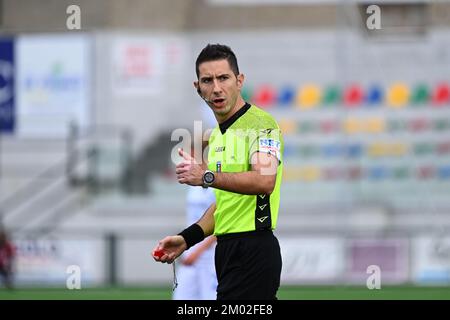 PALMA CAMPANIA, ITALIA - DICEMBRE 03: Arbitro Filippo Giaccaglia durante la Serie delle Donne Una partita tra Pomigliano CF Donne e Sampdoria Donne allo Stadio Comunale il 03 Dicembre 2022 a Palma Campania, Italia - Foto di Nicola Ianuale Credit: Nicola Ianuale/Alamy Live News Foto Stock