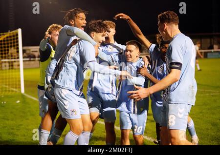 L'Aidan Dausch di Coventry City festeggia il primo gol durante la partita della fa Youth Cup al Your Co-Op Community Stadium, Leamington Spa. Data immagine: Sabato 3 dicembre 2022. Foto Stock