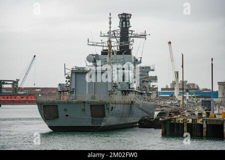 Ex HMS Monmouth (F235) una fregata di tipo 23 smantellata vista accanto alla base navale di Portsmouth, Regno Unito, il 16th novembre 2022. Foto Stock