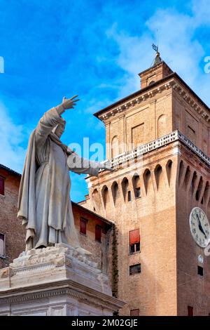 Il monumento a Girolamo Savonarola di fronte al Castello d'Este, Ferrara, Italia Foto Stock