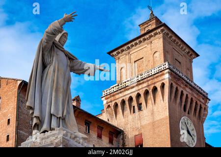 Il monumento a Girolamo Savonarola di fronte al Castello d'Este, Ferrara, Italia Foto Stock