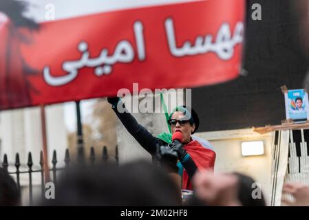 Westminster, Londra, Regno Unito. 3rd Dec, 2022. I manifestanti si sono riuniti a Trafalgar Square e di fronte a Downing Street a Whitehall per protestare contro le azioni del regime iraniano. La rivoluzione delle donne iraniane, l'obiettivo è quello di sostituire il governo islamico estremista dell'Iran con un governo democratico. Protesta femminile che parla Foto Stock