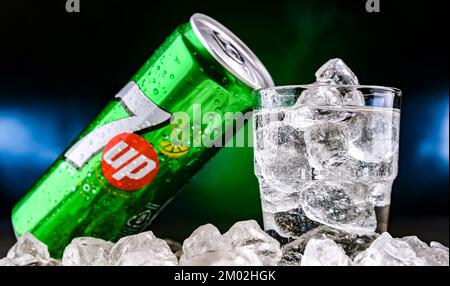 POZNAN, POL - 24 NOVEMBRE 2022: Lattina di 7up, una bevanda analcolica non caffeinata aromatizzata al limone-lime di proprietà di Keurig Dr Pepper Foto Stock