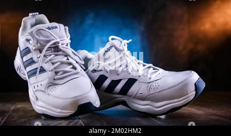 POZNAN, POL - 13 ottobre 2022: Un paio di scarpe sportive Adidas, il marchio del più grande produttore di abbigliamento sportivo in Europa e il secondo in ordine di grandezza nel mondo Foto Stock