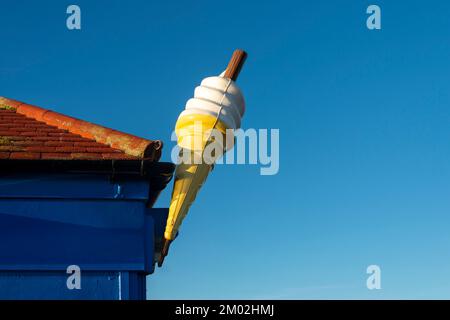 Gelato - colorato segno di plastica all'esterno di un negozio a Southsea, Regno Unito Foto Stock