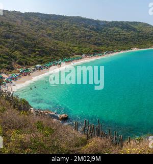 ARRAIAL DO CABO, RJ, BRASILE - 09 SETTEMBRE 2022: Praia do forno (spiaggia di forno) piena di turisti in un weekend di sole. Foto Stock