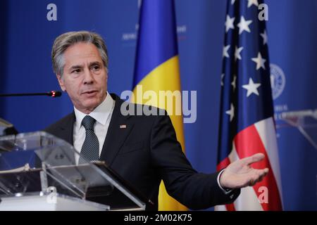 Bucarest, Romania - 29 novembre 2022: USA Il Segretario di Stato Antony Blinken partecipa a una conferenza stampa congiunta con il Ministro degli esteri della Romania Bogdan Foto Stock