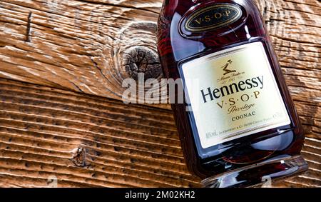 POZNAN, POL - Apr 13, 2022: Bottiglia di Hennessy, una marca di cognac famoso da Cognac, Francia Foto Stock