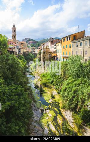 Dolcedo, pittoresco borgo medievale nelle Alpi Marittime montagna sulla Riviera di Imperia, Liguria, Italia Foto Stock