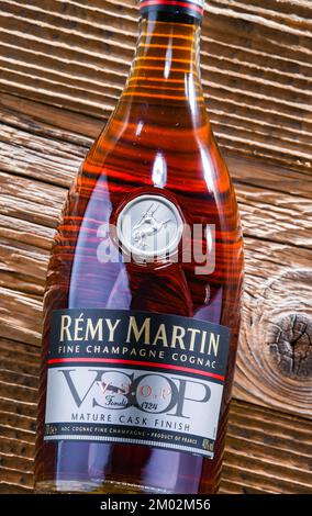 POZNAN, POL - Apr 13, 2022: Bottiglia di Remy Martin, il marchio specializzato in Cognac fine Champagne. Foto Stock