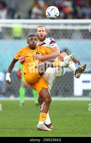 Doha, Qatar. 03rd Dec, 2022. Steven Bergwijn (L) dei Paesi Bassi in azione con Tim Ream degli Stati Uniti durante la partita di Coppa del mondo FIFA 2022 del 16 al Khalifa International Stadium di Doha, in Qatar, il 03 dicembre 2022. Foto di Chris Brunskill/UPI Credit: UPI/Alamy Live News Foto Stock