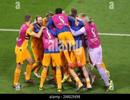 Doha, Qatar. 3rd Dec, 2022. I giocatori dei Paesi Bassi festeggiano dopo la partita del Round of 16 tra i Paesi Bassi e gli Stati Uniti in occasione della Coppa del mondo FIFA 2022 allo stadio internazionale Khalifa di Doha, Qatar, il 3 dicembre 2022. Credit: Jia Haocheng/Xinhua/Alamy Live News Foto Stock