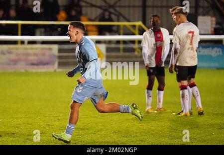 Elliot Betjemann di Coventry City festeggia il secondo gol della squadra durante la partita della fa Youth Cup al tuo Co-Op Community Stadium, Leamington Spa. Data immagine: Sabato 3 dicembre 2022. Foto Stock