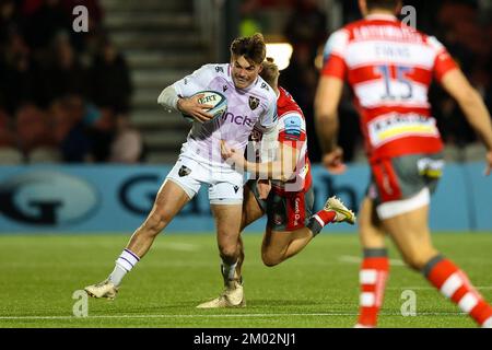 Gloucester, Regno Unito. 03rd Dec, 2022. George Furbank of Northampton Saints viene affrontato durante la partita della Gallagher Premiership Gloucester Rugby vs Northampton Saints al Kingsholm Stadium, Gloucester, Regno Unito, 3rd dicembre 2022 (Photo by Nick Browning/News Images) a Gloucester, Regno Unito il 12/3/2022. (Foto di Nick Browning/News Images/Sipa USA) Credit: Sipa USA/Alamy Live News Foto Stock