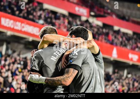 2 dicembre 2022: GRANADA, SPAGNA - 2 DICEMBRE: Xeber Alkain di Deportivo Alaves celebrazione dopo la prima partita tra Granada CF e Deportivo Alaves di la Liga Smartbank il 2 dicembre 2022 a Nuevo Los Carmenes a Granada, Spagna. (Credit Image: © Samuel CarreÃ±o/PX Imagens via ZUMA Press Wire) Foto Stock