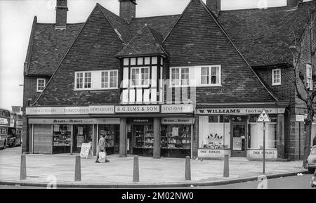 Archivio 1977 Fotografia dei negozi all'incrocio di Erconwald Street e Old Oak Common Lane, in stile artistico e artigianale LCC Old Oak Estate. Foto Stock