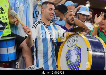 AR Rayyan, Qatar. 03rd Dec, 2022. Batterista argentino prima della Coppa del mondo FIFA Qatar 2022 turno di 16 partita tra Argentina e Australia allo stadio Ahmad Bin Ali di Ar-Rayyan, Qatar il 3 dicembre 2022. Foto di Peter Dovgan. Solo per uso editoriale, licenza richiesta per uso commerciale. Non è utilizzabile nelle scommesse, nei giochi o nelle pubblicazioni di un singolo club/campionato/giocatore. Credit: UK Sports Pics Ltd/Alamy Live News Foto Stock