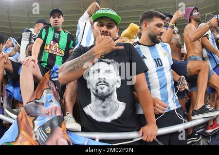 AR Rayyan, Qatar. 03rd Dec, 2022. I fan argentini prima della Coppa del mondo FIFA Qatar 2022 turno di 16 partita tra Argentina e Australia allo stadio Ahmad Bin Ali di Ar-Rayyan, Qatar, il 3 dicembre 2022. Foto di Peter Dovgan. Solo per uso editoriale, licenza richiesta per uso commerciale. Non è utilizzabile nelle scommesse, nei giochi o nelle pubblicazioni di un singolo club/campionato/giocatore. Credit: UK Sports Pics Ltd/Alamy Live News Foto Stock