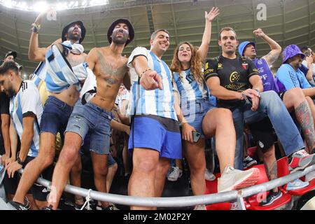 AR Rayyan, Qatar. 03rd Dec, 2022. I fan argentini prima della Coppa del mondo FIFA Qatar 2022 turno di 16 partita tra Argentina e Australia allo stadio Ahmad Bin Ali di Ar-Rayyan, Qatar, il 3 dicembre 2022. Foto di Peter Dovgan. Solo per uso editoriale, licenza richiesta per uso commerciale. Non è utilizzabile nelle scommesse, nei giochi o nelle pubblicazioni di un singolo club/campionato/giocatore. Credit: UK Sports Pics Ltd/Alamy Live News Foto Stock