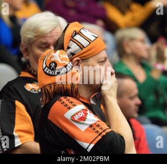 Chomutov, Repubblica Ceca. 03rd Dec, 2022. Fan of Most reagisce durante il gruppo femminile Handball Champions League 7th un gioco a Most vs Kristiansand a Chomutov, Repubblica Ceca, 3 dicembre 2022. Credit: Jan Stastny/CTK Photo/Alamy Live News Foto Stock