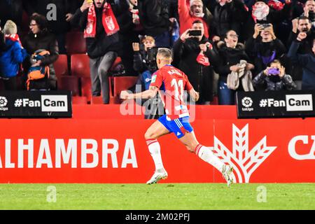 2 dicembre 2022: GRANADA, SPAGNA - 2 DICEMBRE: Myrto Uzuni di Granada CF celebrazione l'obiettivo con i tifosi durante la partita tra Granada CF e Deportivo Alaves di la Liga Smartbank il 2 dicembre 2022 a Nuevo Los Carmenes a Granada, Spagna. (Credit Image: © Samuel CarreÃ±o/PX Imagens via ZUMA Press Wire) Foto Stock