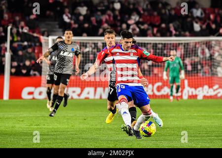 2 dicembre 2022: GRANADA, SPAGNA - 2 DICEMBRE: Carlos Neva spara la palla durante la partita tra Granada CF e Deportivo Alaves di la Liga Smartbank il 2 dicembre 2022 a Nuevo Los Carmenes a Granada, Spagna. (Credit Image: © Samuel CarreÃ±o/PX Imagens via ZUMA Press Wire) Foto Stock