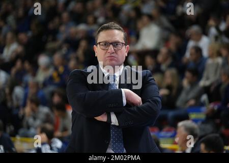 Pala AGSM-AIM, Verona, Italia, 03 dicembre 2022, Marco Ramondino - Capo allenatore - Bertram Yatchs Derthona Tortona durante Tezenis Verona vs Bertram Yachts Derthona Tortona - Campionato Italiano di Basket Serie A Foto Stock