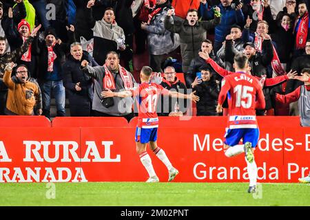 2 dicembre 2022: GRANADA, SPAGNA - 2 DICEMBRE: Myrto Uzuni di Granada CF celebrazione l'obiettivo con i tifosi durante la partita tra Granada CF e Deportivo Alaves di la Liga Smartbank il 2 dicembre 2022 a Nuevo Los Carmenes a Granada, Spagna. (Credit Image: © Samuel CarreÃ±o/PX Imagens via ZUMA Press Wire) Foto Stock