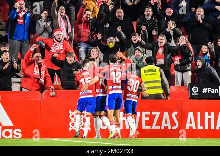 2 dicembre 2022: GRANADA, SPAGNA - 2 DICEMBRE: Myrto Uzuni di Granada CF festeggia l'obiettivo con tutta la squadra durante la partita tra Granada CF e Deportivo Alaves di la Liga Smartbank il 2 dicembre 2022 a Nuevo Los Carmenes a Granada, Spagna. (Credit Image: © Samuel CarreÃ±o/PX Imagens via ZUMA Press Wire) Foto Stock