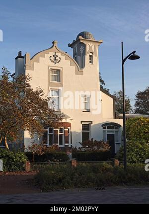 Coevorden, Paesi Bassi - Ott 30 2022 Casa bianca con torre dal 1910. La casa è un buon esempio di architettura Jugendstil. Foto Stock