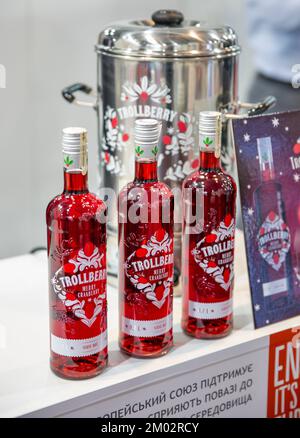 Kiev, Ucraina - 02 novembre 2021: Cepkeliai Trollberry Merry Cranberry liquore stand al Wine and Spirits Exhibition, evento principale per vino e liquori m Foto Stock