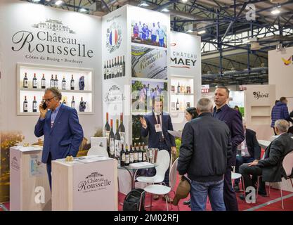 Kyiv, Ucraina - 02 novembre 2021: La gente visita Chateau Rousselle Bordeaux e le cantine Famaey stand al Wine and Spirits Exhibition, evento principale per w Foto Stock