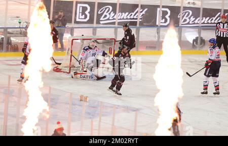 Colonia, Germania. 03rd Dec, 2022. Primo: 03.12.2022 hockey su ghiaccio, 1st campionato, PENNY DEL, campionato tedesco di hockey su ghiaccio, stagione 2022/2023, Kolner Haie KEC - Adler Mannheim gioco invernale FEUER, DOPO GOAL/dpa/Alamy Live News Foto Stock