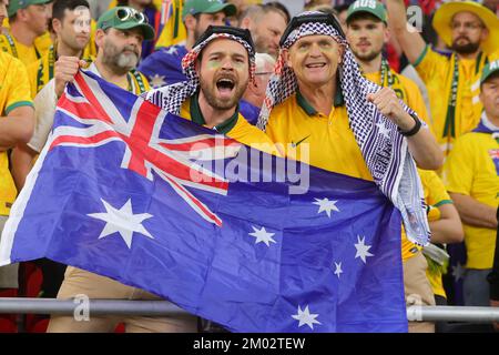 AR Rayyan, Qatar. 03rd Dec, 2022. I fan australiani prima della Coppa del mondo FIFA Qatar 2022 turno di 16 partita tra Argentina e Australia allo stadio Ahmad Bin Ali di Ar-Rayyan, Qatar, il 3 dicembre 2022. Foto di Peter Dovgan. Solo per uso editoriale, licenza richiesta per uso commerciale. Non è utilizzabile nelle scommesse, nei giochi o nelle pubblicazioni di un singolo club/campionato/giocatore. Credit: UK Sports Pics Ltd/Alamy Live News Foto Stock