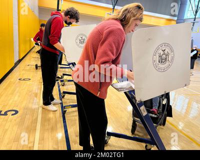 Luogo di scrutinio in una palestra scolastica per le elezioni di midterm 2022 nel quartiere Park Slope, Brooklyn, New York. Foto Stock