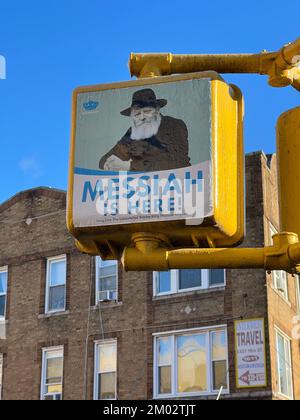 Foto di Rabbi Schneerson affisso a un semaforo sulla Kings Highway a Brooklyn. Molti nella comunità di Chabad credono che il rabbino Menachem Mendel Schneerson, il settimo Rebbe deceduto della dinastia Chabad-Lubavitch, sia il messia Ebraico. Foto Stock