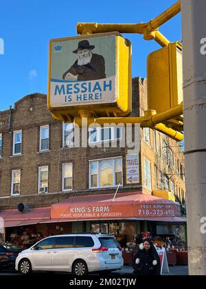 Foto di Rabbi Schneerson affisso a un semaforo sulla Kings Highway a Brooklyn. Molti nella comunità di Chabad credono che il rabbino Menachem Mendel Schneerson, il settimo Rebbe deceduto della dinastia Chabad-Lubavitch, sia il messia Ebraico. Foto Stock