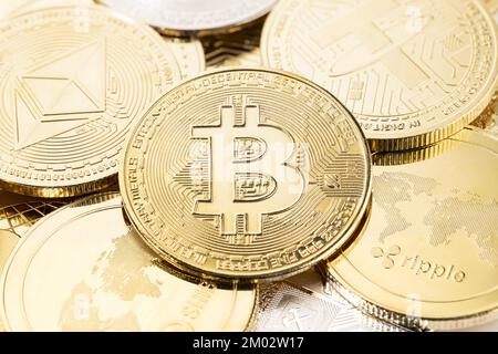 Moneta Bitcoin su altre monete cripto. Background delle criptovalute Foto Stock